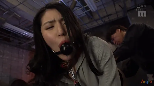 深喉口塞玩弄女奴，这个很长的哦，戴上之后抵到喉咙深处，口水就会一直不停的往外流了
