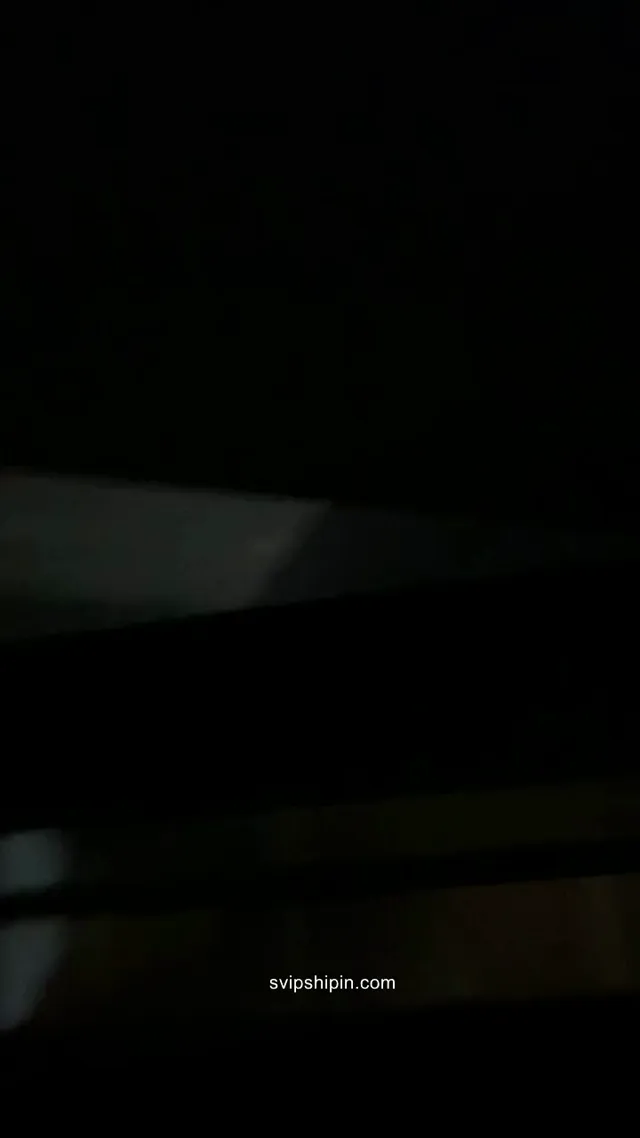 推特知名sm女博主，被眾人吊掛束縛綁縛，用電動自慰器抽插到母狗淫水亂噴滿地邊口交，白臀被打到通紅