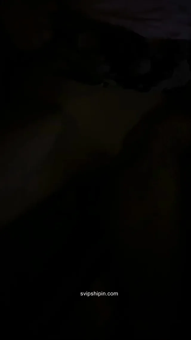 推特知名sm女博主，被眾人吊掛束縛綁縛，用電動自慰器抽插到母狗淫水亂噴滿地邊口交，白臀被打到通紅