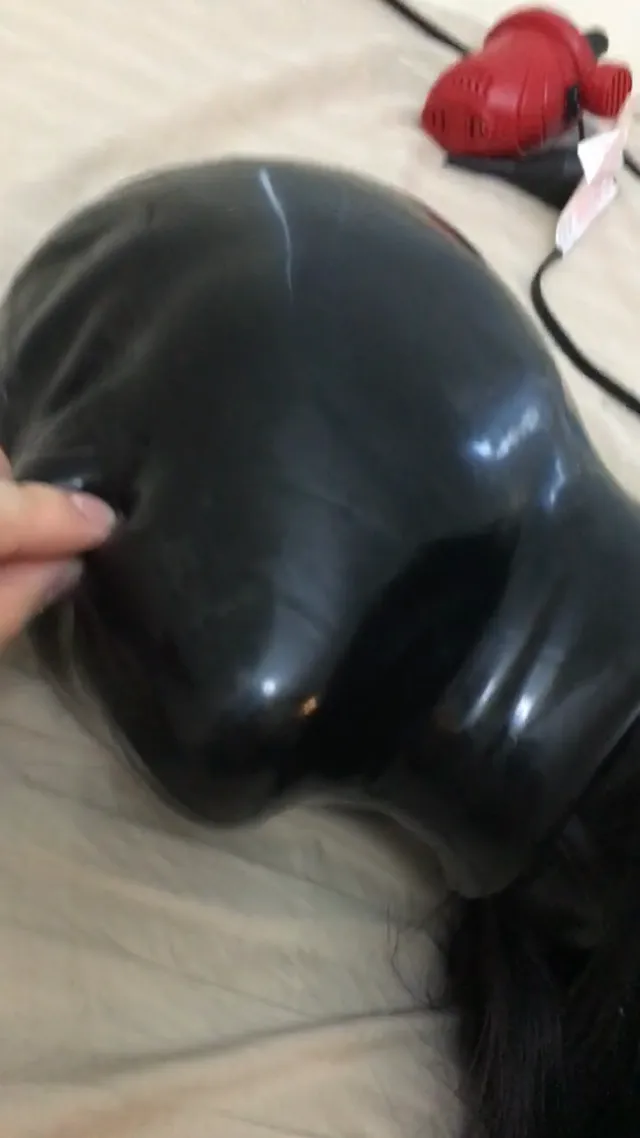 乳胶衣窒息、束腰、穿衣服、高跟鞋，看這母狗玩的真淫蕩騷勁