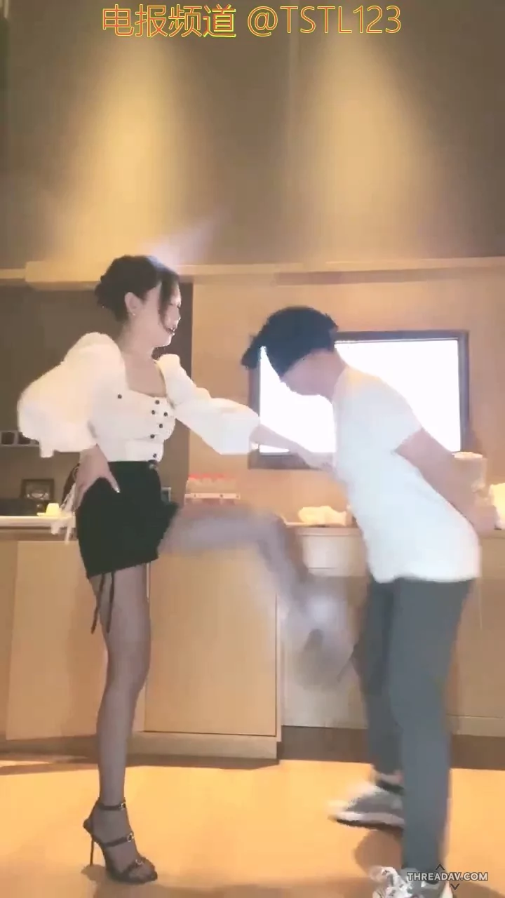 国产反差女王和闺蜜一起调教男奴-重度踢裆踩踏-辱骂 耳光-黑丝高跟-运动鞋把骚狗踢爽了