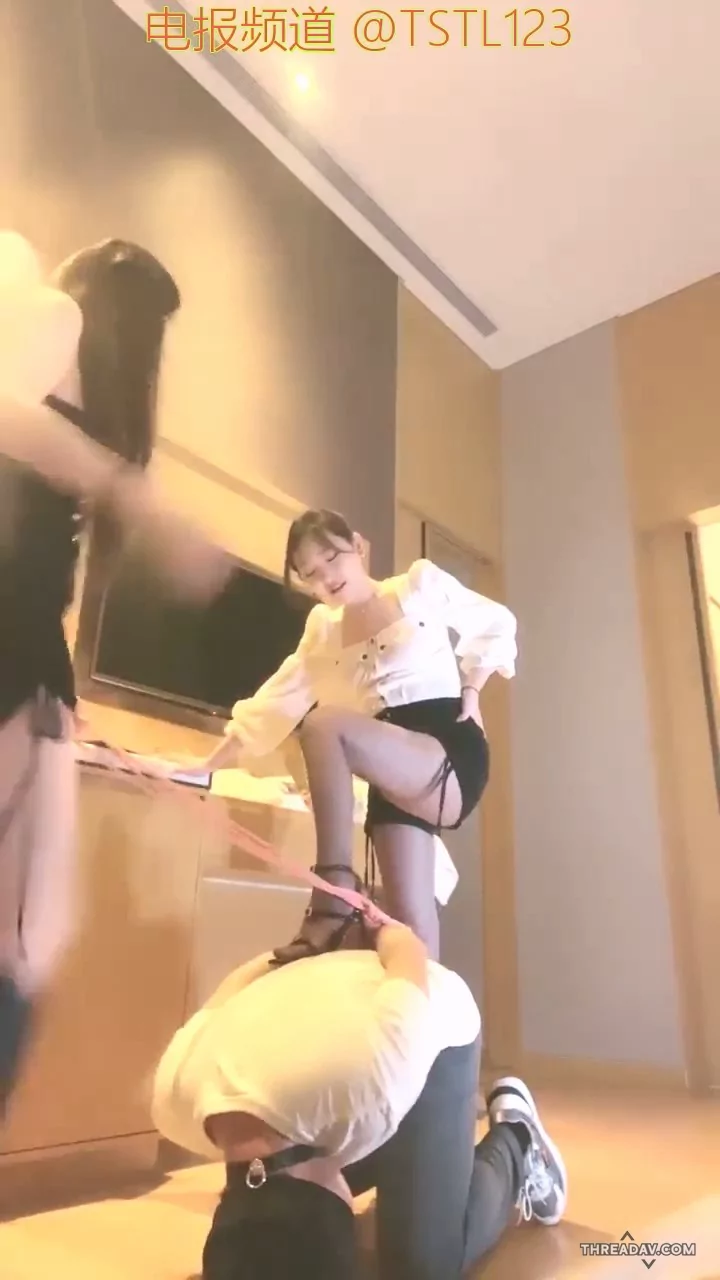 国产反差女王和闺蜜一起调教男奴-重度踢裆踩踏-辱骂 耳光-黑丝高跟-运动鞋把骚狗踢爽了