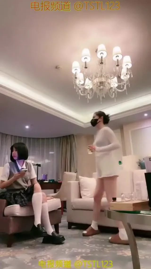 女王闺蜜群调男奴-好美的JK丝袜腿啊-运动鞋踩踏耻辱-反差女主更刺激-舔着美足喝着主人的圣水-骚奴的幸福时刻