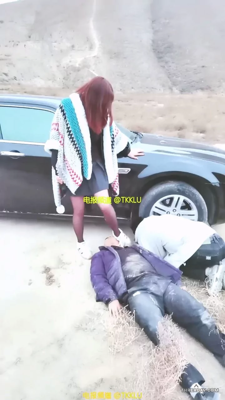 国产sm女王开车到户外调教两条老狗贱奴，黑丝踩踏，羞辱调教，给女王舔鞋清理，女王的车也是清理任务！