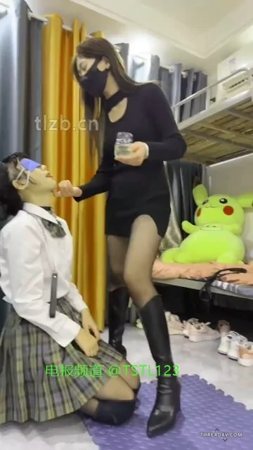 高颜值女王SM调教女奴-宿舍调教反差女奴，黑丝皮靴踩踏，粗口羞辱！