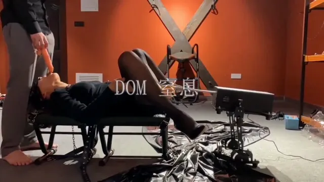 驷马捆绑拘束，炮机抽插放置女奴，这个女生的忍耐力好强呀，就这样被炮机抽插放置了很久哦