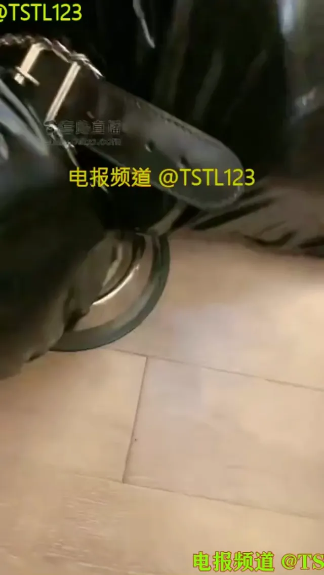 SM女王调教情侣奴-踩踏喂食-抢着吃女王鞋底的食物