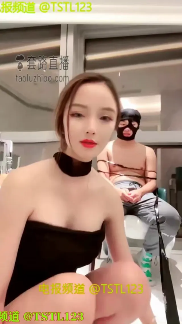 国产高颜值SM女王调教两条贱狗和圣水-高跟踩踏-虐乳-坐脸窒息-羞辱粗口