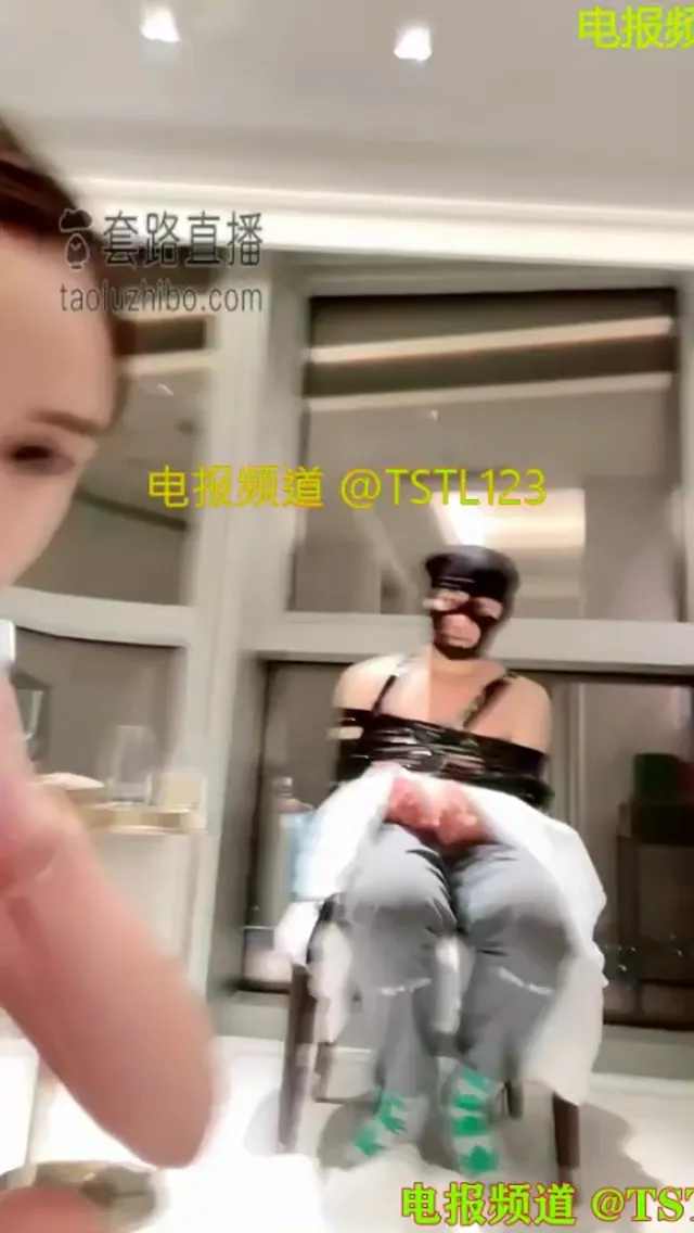 国产高颜值SM女王调教两条贱狗和圣水-高跟踩踏-虐乳-坐脸窒息-羞辱粗口