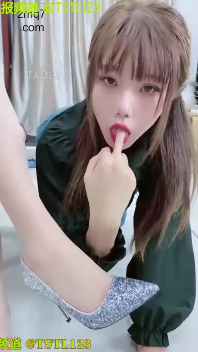 高颜值女奴-SM女王调教下贱女奴-口水羞辱-丝袜深喉-钻胯遛马-你们膜拜的女神原来是女S脚下的一条发骚的母狗