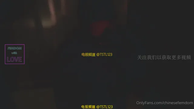 四爱反差女王调教直男骚0-性感白丝男模戴着狗链-乳夹-被调教虐肛