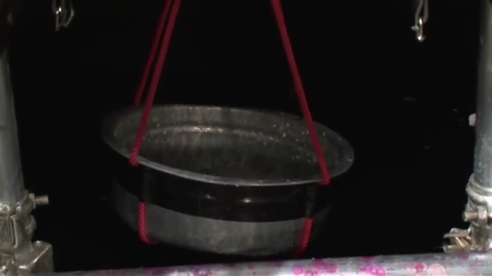 灌肠装置连接鼻勾，要是不想自己变成猪头的话，就只能忍住了哦