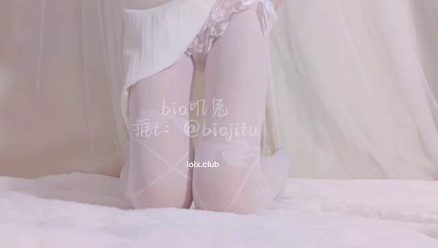 玩具球玩弄自己粉嫩的逼