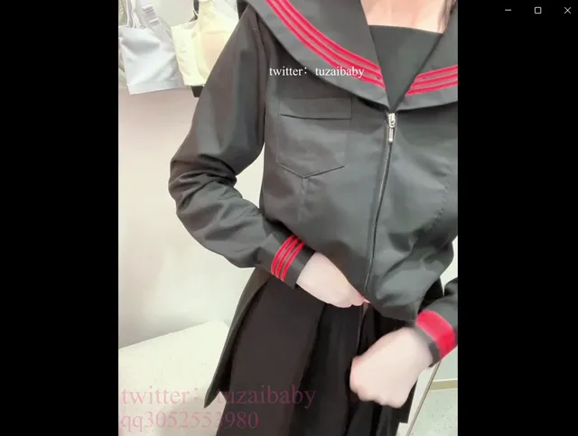 女學生在試衣間換上制服拿出陽具開始自慰玩起來，臀部上還自己寫上肉便器