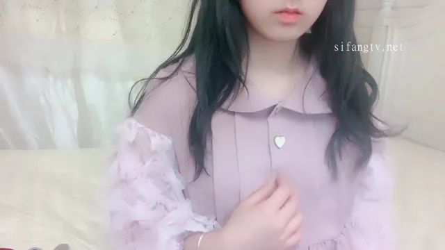 粉系萝莉小美女拿電動自慰棒玩弄逼，乳暈大奶子不小
