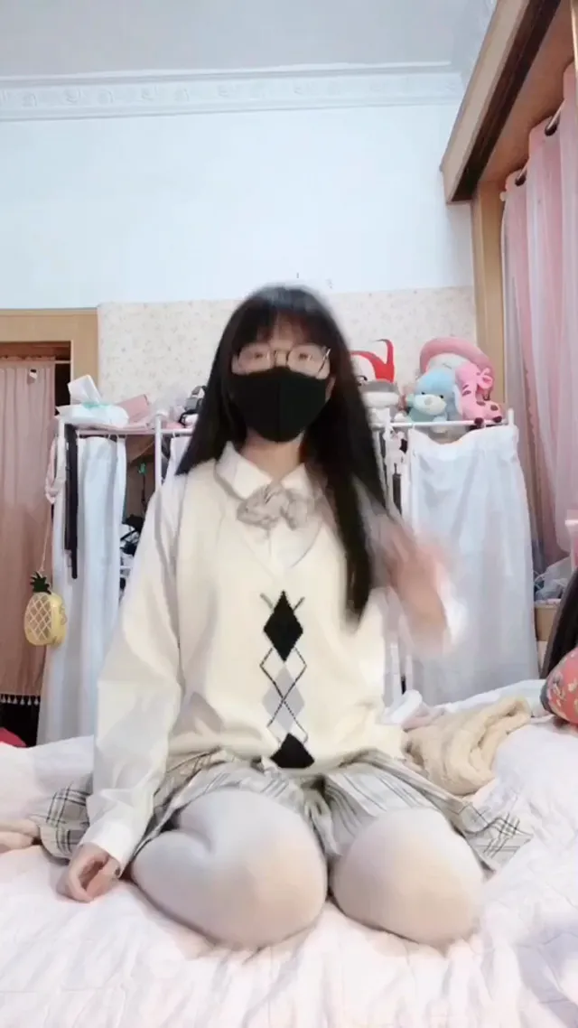 眼鏡妹換上各式服裝發騷賣弄自摸摳逼玩跳蛋誘惑