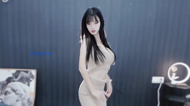 美女主播竟然在镜头前直接上演自慰