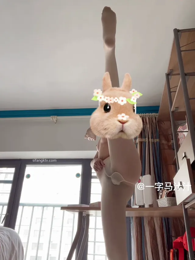 體操隊學生一邊一字馬一邊用電動自慰器