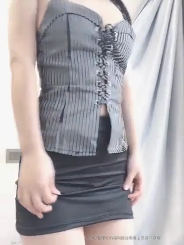 美女御姐性感身材，自己摳逼騷樣顯露，如果用自慰棒可以更深入跟快速就行了