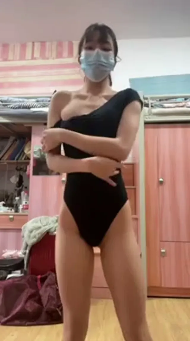 體操女大學生運動員在學校宿舍激情熱舞自拍自慰