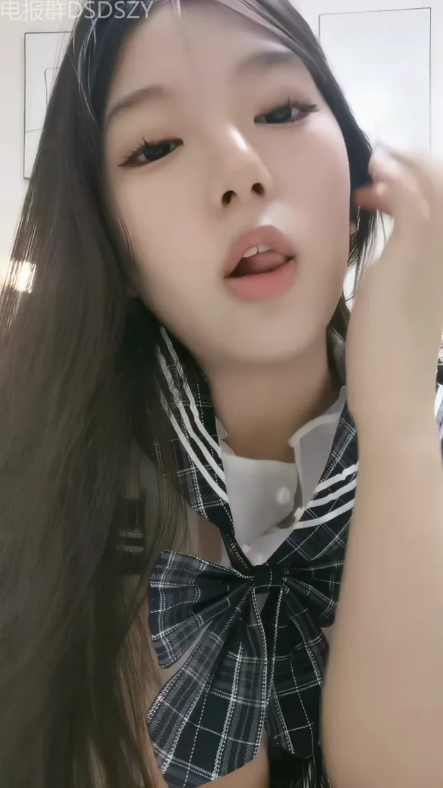 极品尤物学生妹自慰，黑框眼镜非常清纯，肉感身材，顶级大肥臀