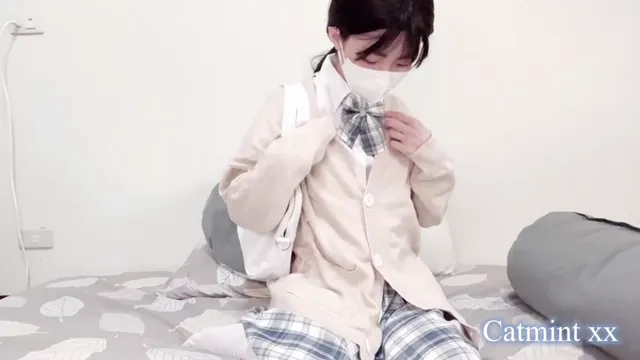 學生下課後床上自慰❀高潮後秀出濕漉漉的小穴自拍小胸自慰