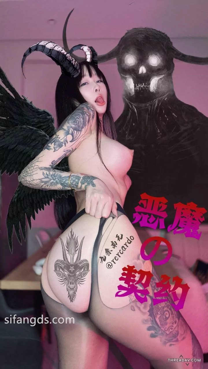抖音高颜值紋身女神，滿臉騷貨淫蕩樣，連身體都那麼騷，扣逼陽具自慰抽插叫的多賤