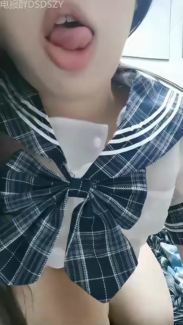 19岁极品尤物学生妹，黑框眼镜非常清纯，吸吮手指骚起来，肉感身材，顶级大肥臀