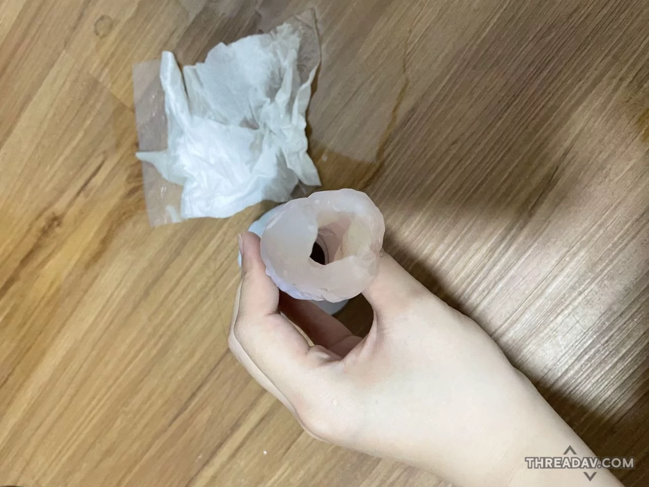 雙馬尾黑絲萝莉眼鏡妹少女超長陽具抽插，淫蕩騷貨母狗樣，噴了滿地都是淫水