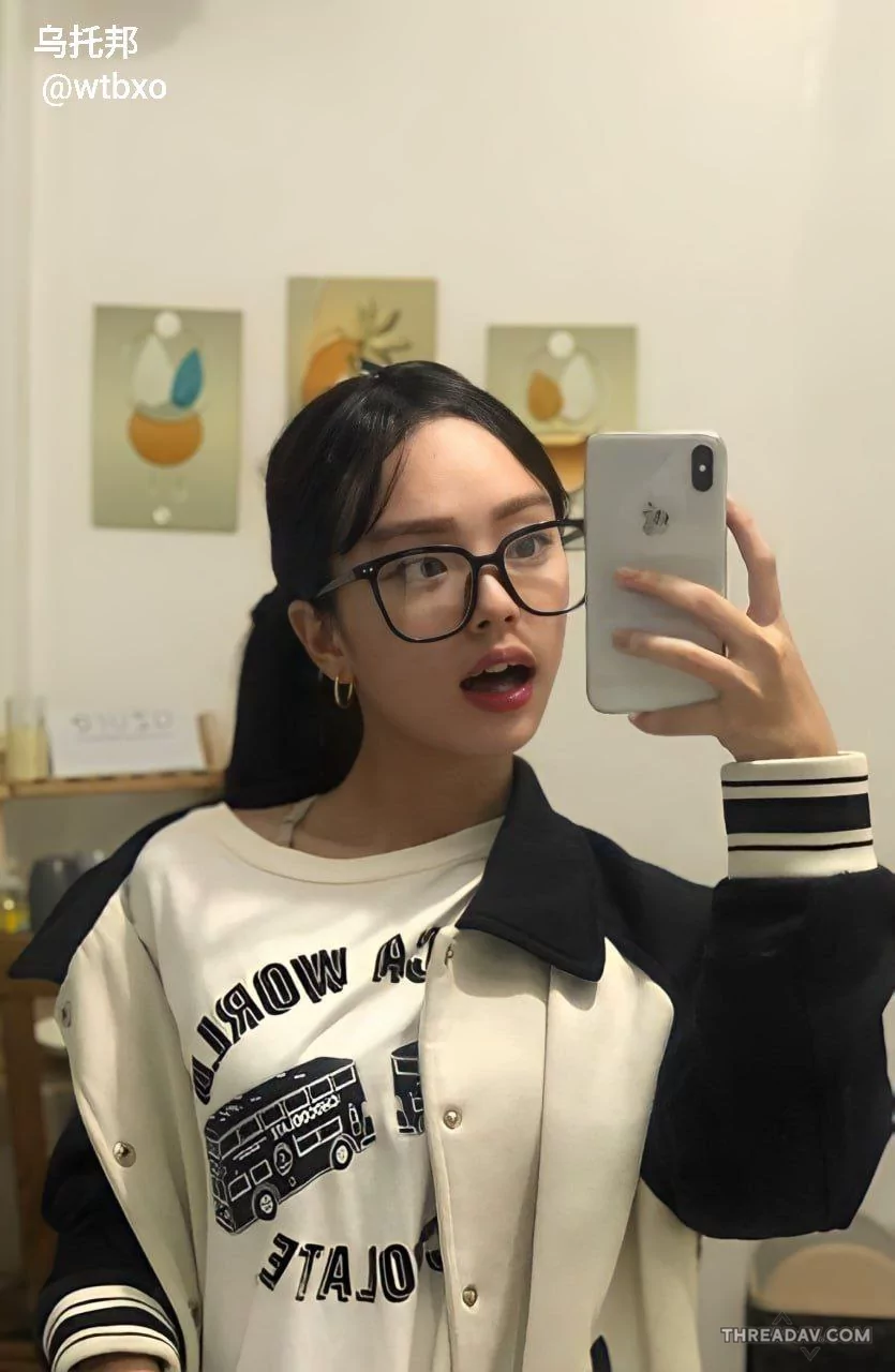 家中无人时忍不住偷偷自慰，这少女很反差，也是憋不住逼没事扣一扣就舒服了，不过确实很好看