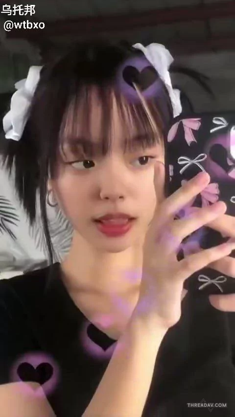 家中无人时忍不住偷偷自慰，这少女很反差，也是憋不住逼没事扣一扣就舒服了，不过确实很好看