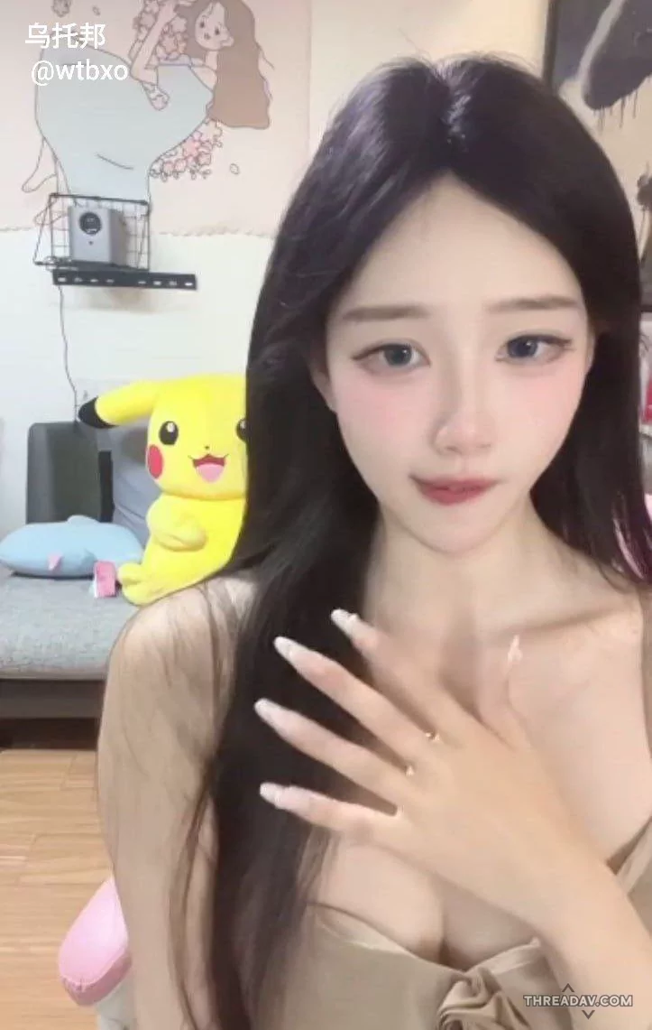 這婊子颜值是真的顶级，看起来就不是一个省油的灯，长的就骚，而且骚逼有不少毛，如果剃了就更极品了