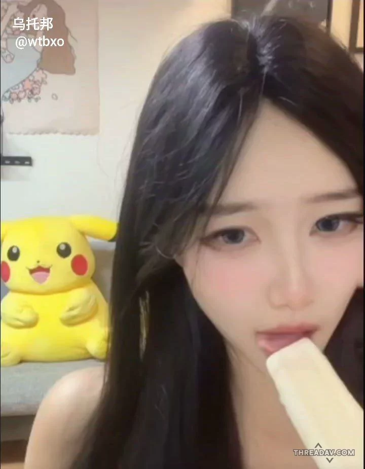 這婊子颜值是真的顶级，看起来就不是一个省油的灯，长的就骚，而且骚逼有不少毛，如果剃了就更极品了