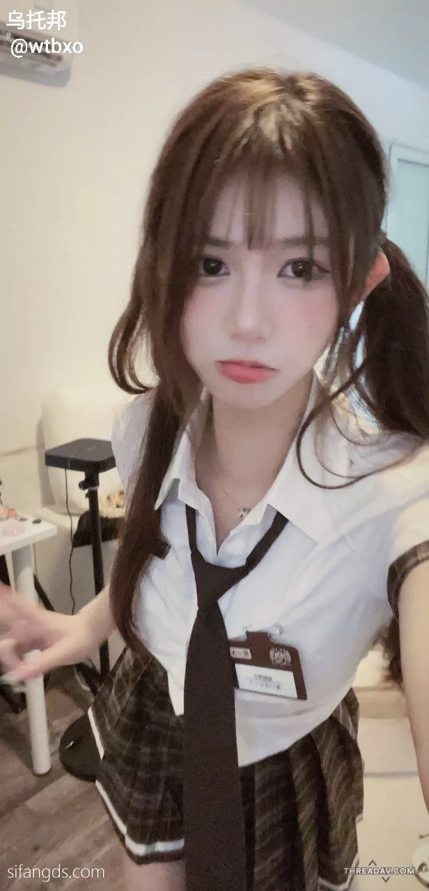 欲望强烈的母狗，自慰起来这麽骚，不敢想和她做爱会有多能榨精