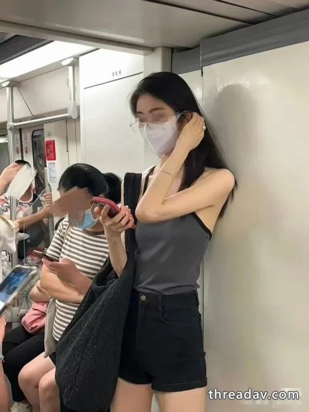 捷运搭车遇到 美女,冰冰凉凉的，看了都舒服 ( 卸甲版 )