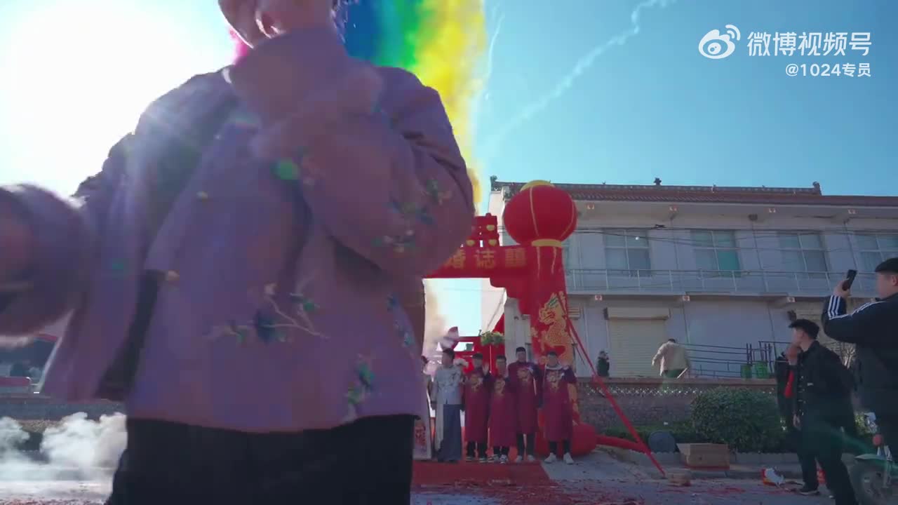 挡住老头子反被老太太坑惨！全网热议惊爆逆转