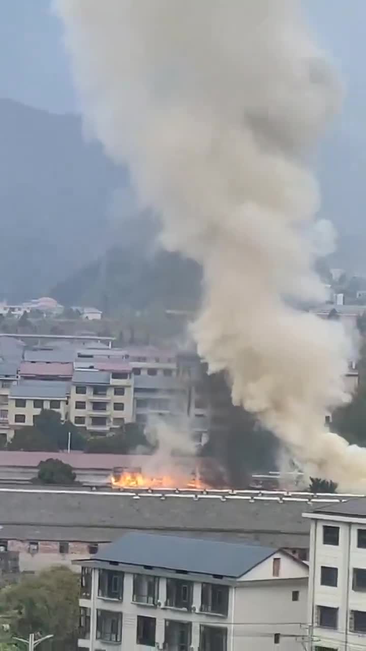 湖南株洲炎陵工廠猛烈大火爆發！煙柱沖天火海失控緊急撤離民眾
