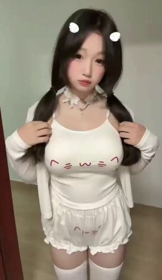 抖音九萬粉網紅萌妹全裸大奶定制照流出