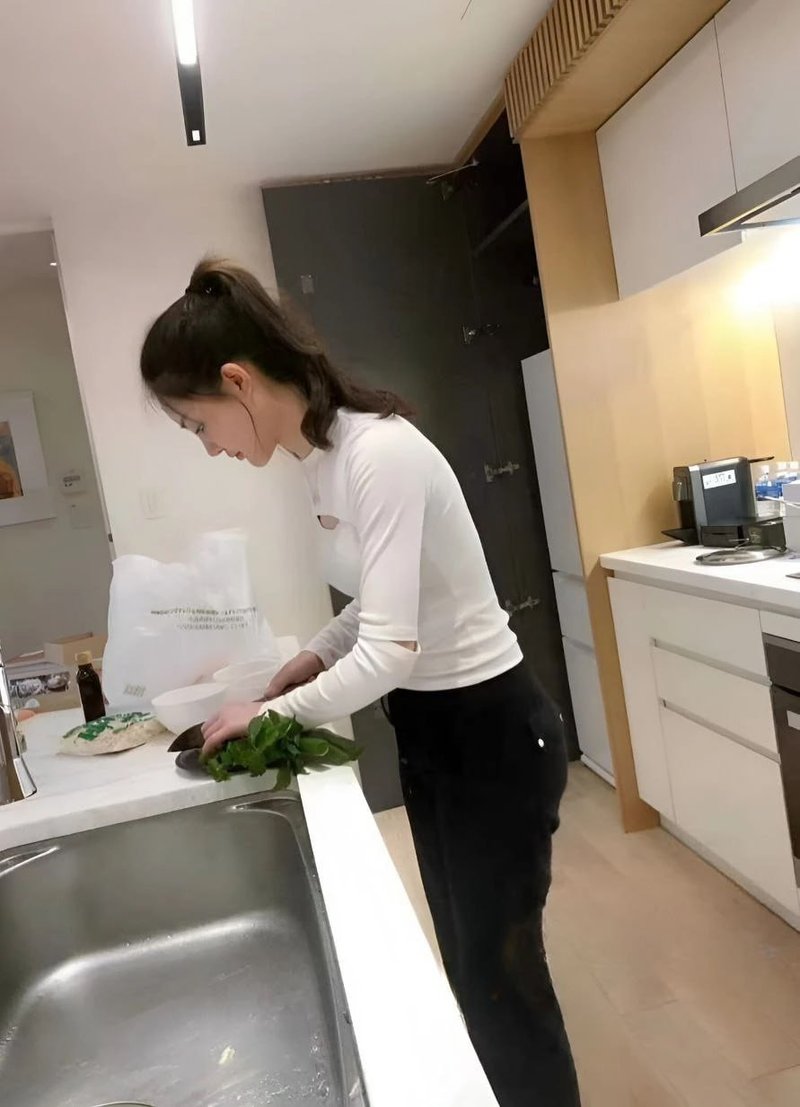 川航女神周娅菲私生活糜烂 拒交男友只狂约炮
