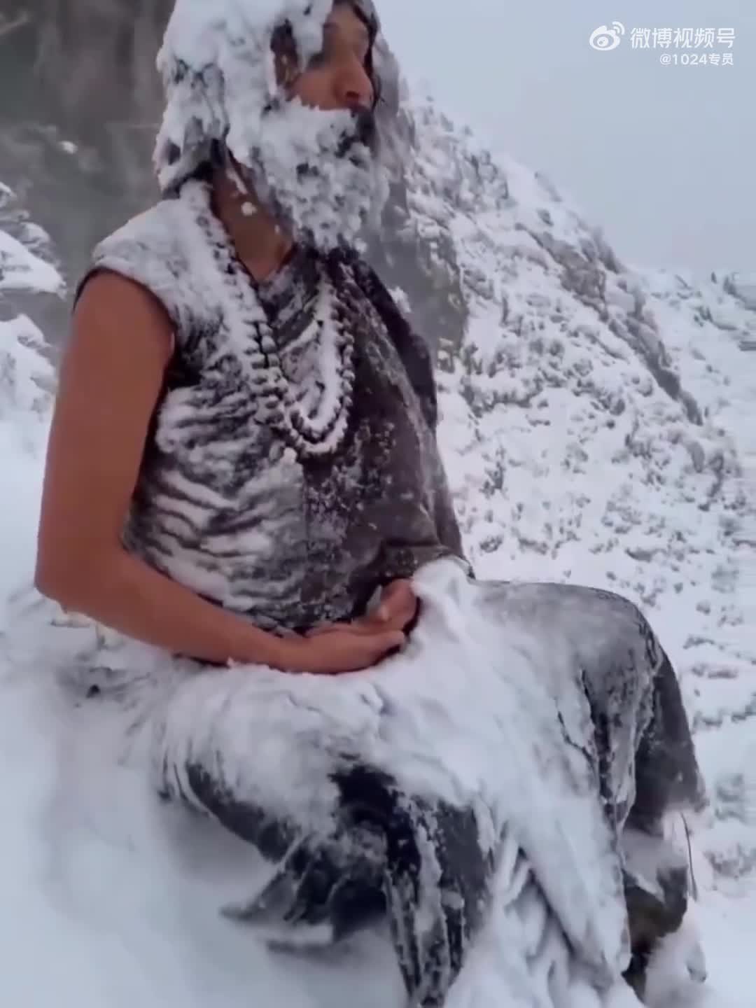 喜马拉雅冰雪極寒中印度瑜伽士冥想修煉！熊群圍繞真偽撲朔迷離