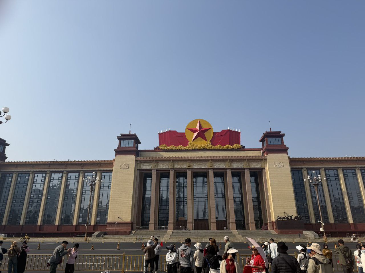 南昌八一广场抖音爆火大陷阱！直播勇士刚探秘就被便衣迅雷抓捕手机扣押 额头红光吓魂🤣