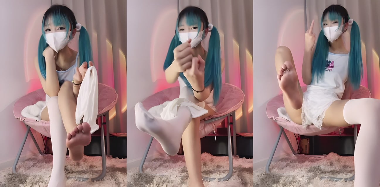 口罩遮不住的騷浪小腳丫，來舔爆我吧～射滿白絲腿
