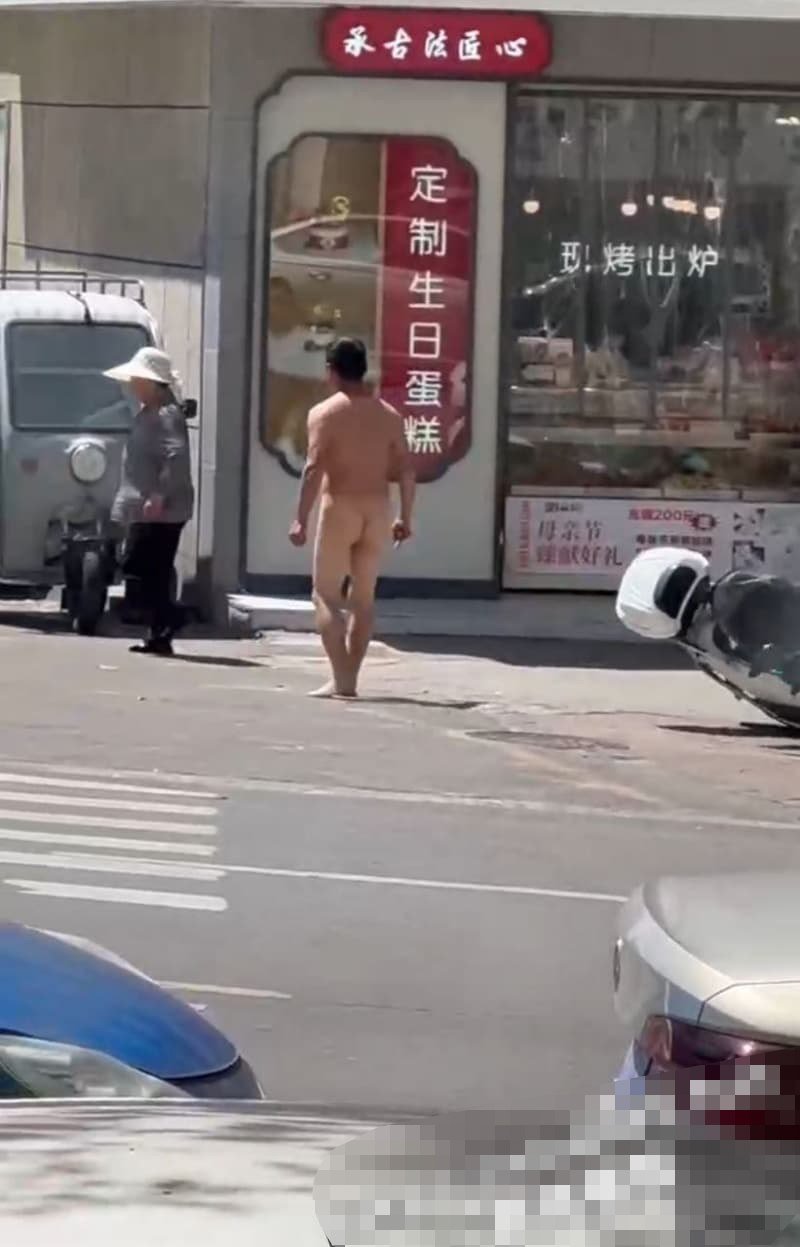 鹰潭光腚男子疯狂推翻大妈摩托 全场惊呆