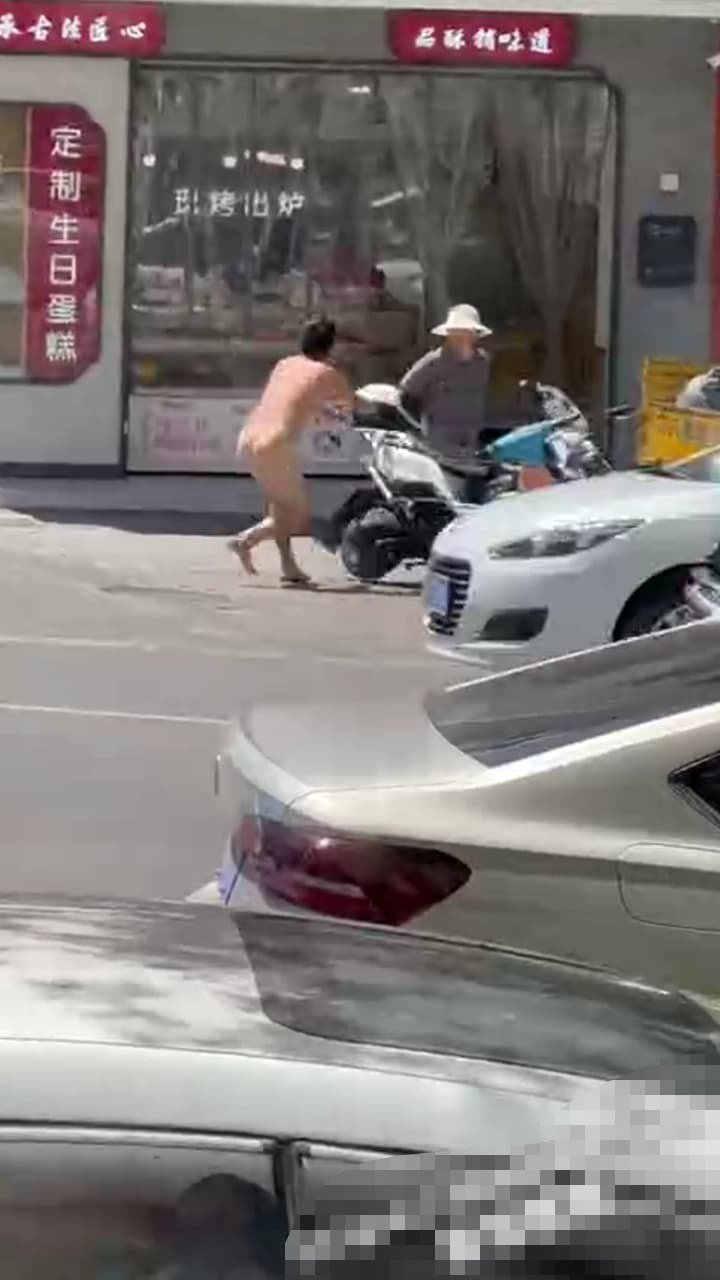 鹰潭光腚男子疯狂推翻大妈摩托 全场惊呆