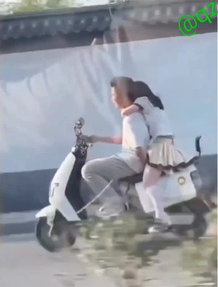 劲爆投稿！电动车上甜妹遭猛男骑乘狂轰，车体狂颤喷潮高潮🤣