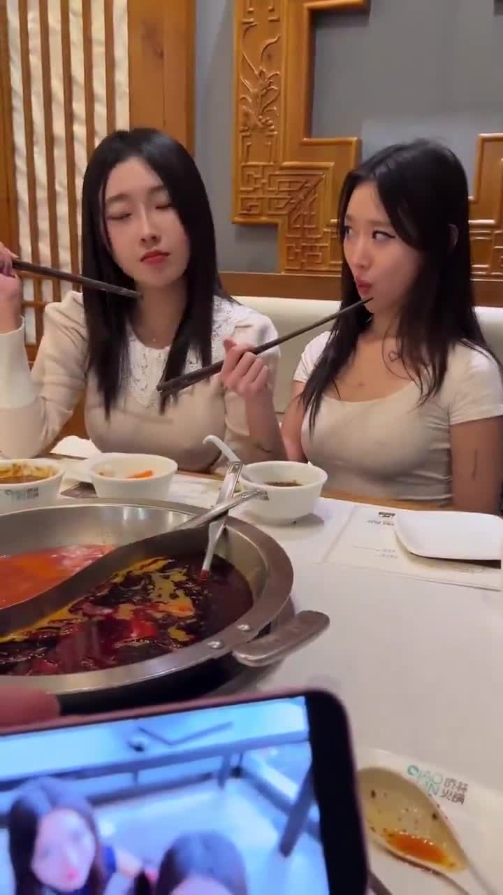 哥們被妹子逼著豪擺飯局！網友急喊：快溜啊別慘了？