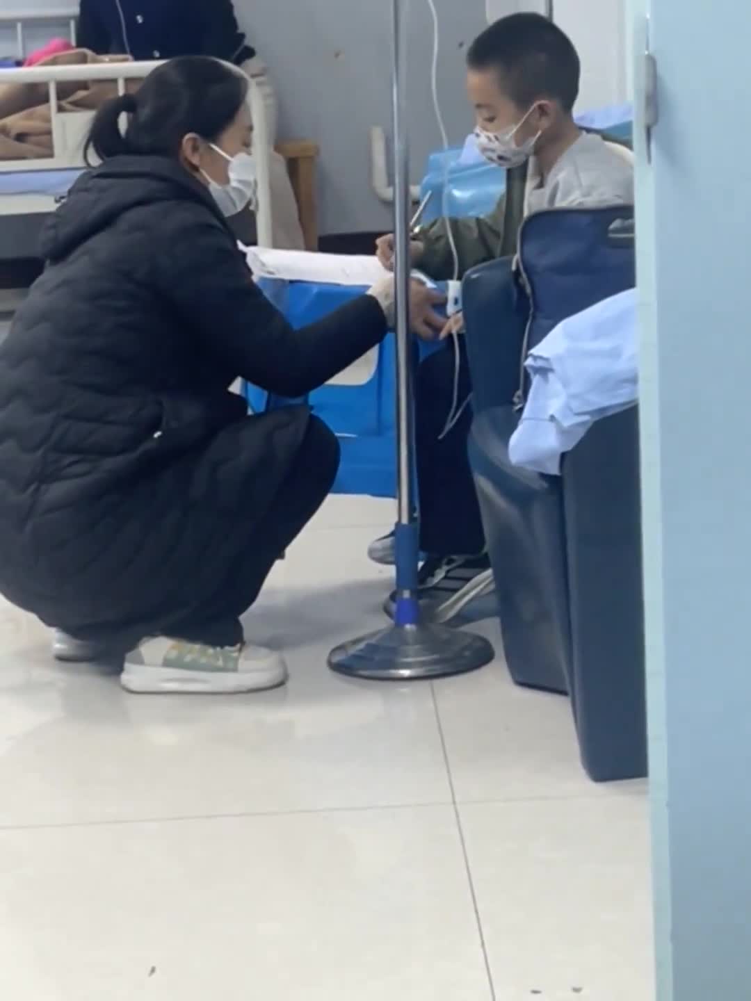 甘肃平凉街头暖哭！男孩输液中妈妈抬凳助写作业热传网络