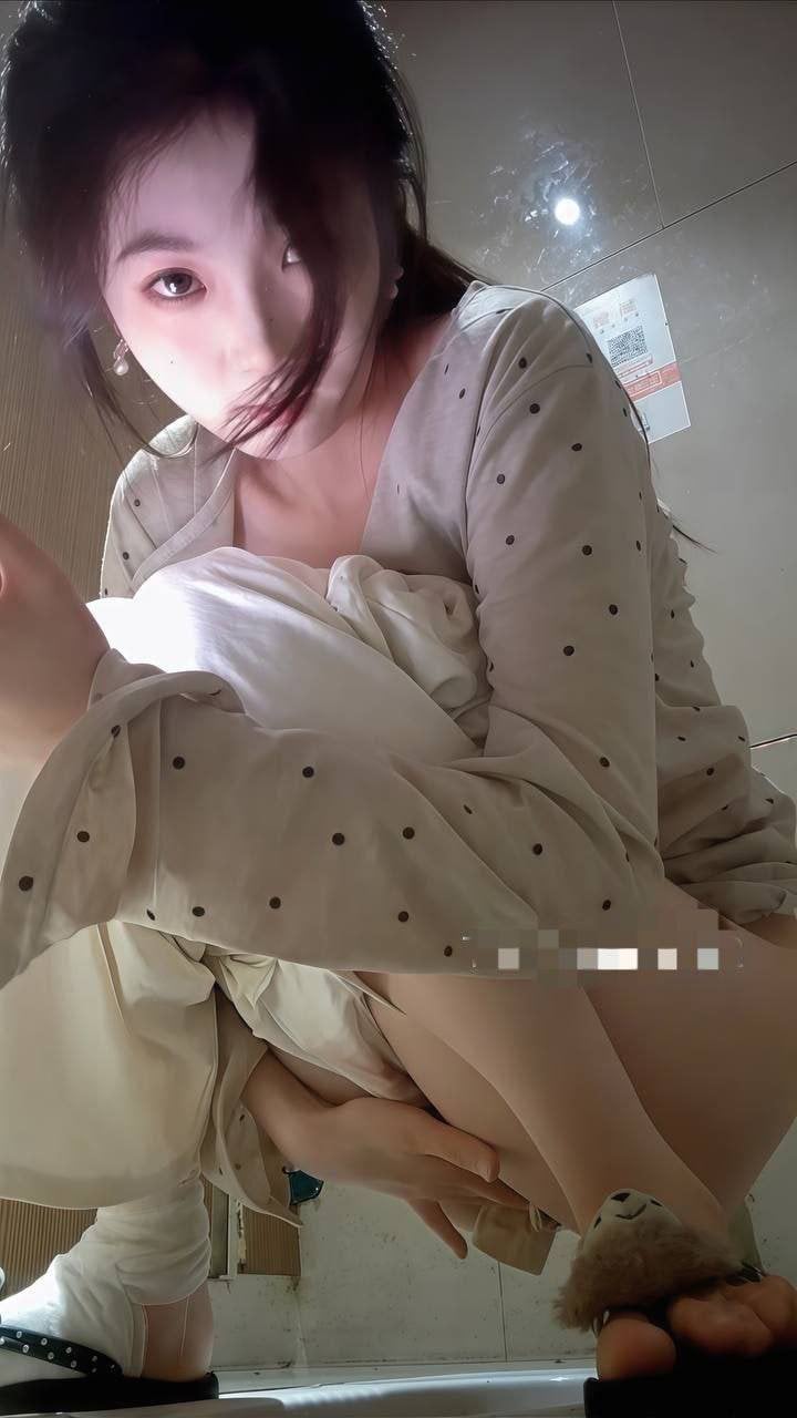 颜值爆表美女厕所洗澡偷拍合集