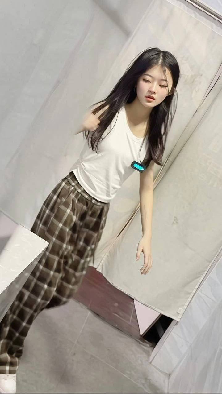 颜值爆表美女厕所洗澡偷拍合集