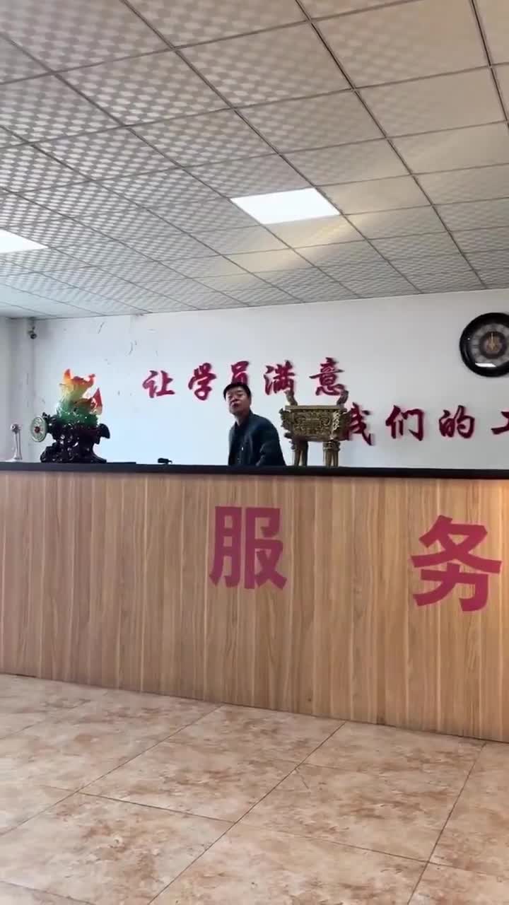 黑龙江盛世驾校霸王作风！女生大厅暖身30秒遭赶还被夺手机，网友怒轰